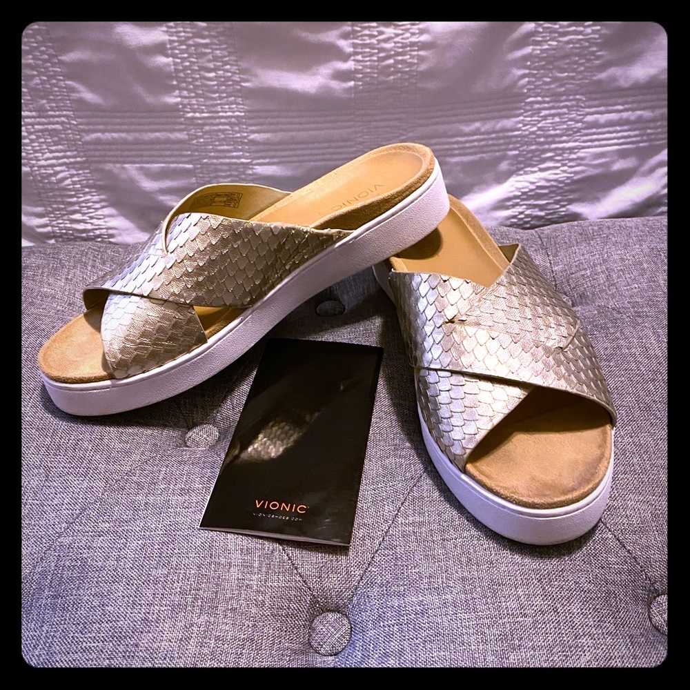 😎 EUC Vionic Gold Leather Slides 9.5 😎
